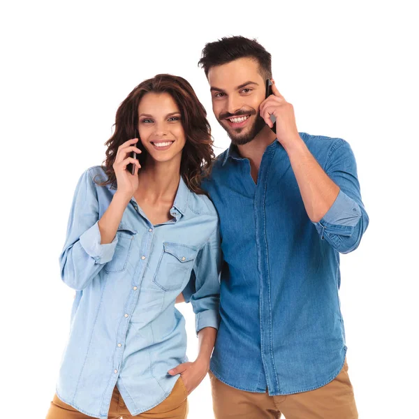 mutlu genç casual çift üstünde onların telefon konuşma
