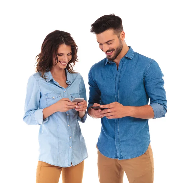 mutlu rahat çift manifatura üstünde onların telefon 