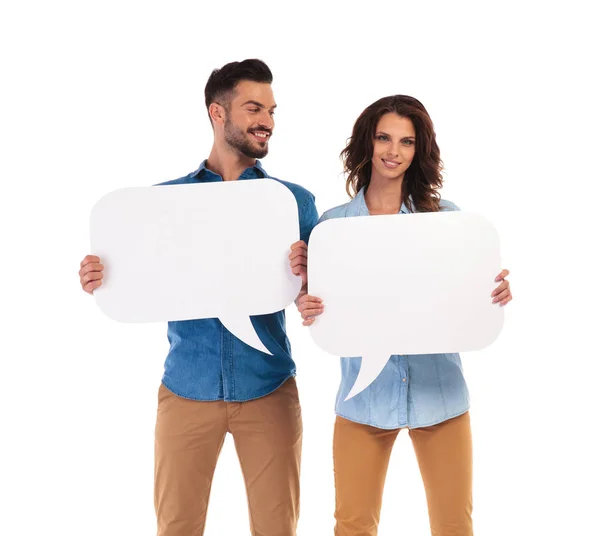 Homme regarde sa copine tandis que les deux tenir des bulles de discours — Photo