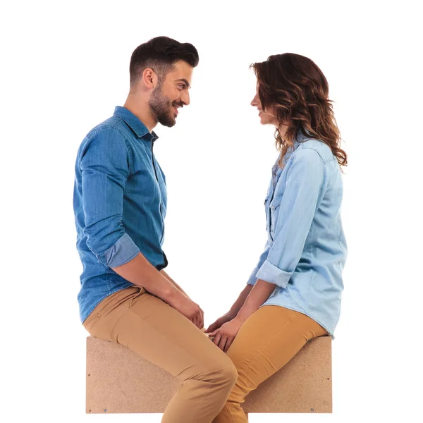 oturan çift birlikte gülüyor 