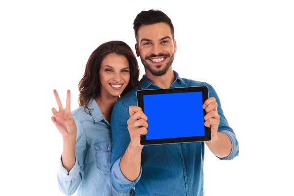 Students showing the screen of tablet and make victory sign — Stock Photo, Image