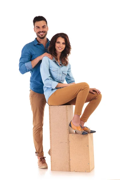 Sonriente hombre casual de pie detrás de la mujer sentada —  Fotos de Stock