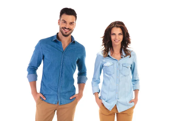 Homem feliz e mulher com as mãos nos bolsos — Fotografia de Stock