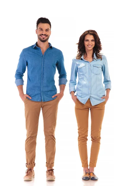 Relaxed couple standing with hands in pockets — Stock Photo, Image