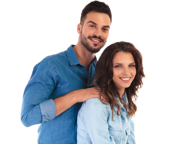 Smiling casual man holding his woman by shoulders — Stock Photo, Image
