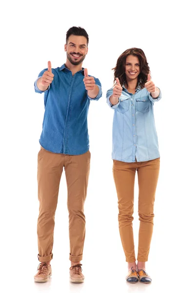 Full body picture of  casual couple making the ok sign — Stock Photo, Image