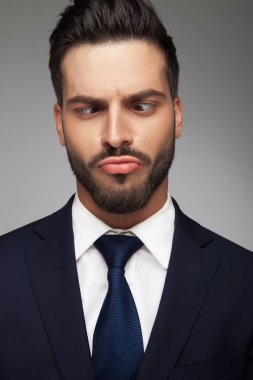 aptal bir surat genç iş adamı 