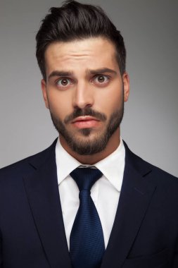 hombre de negocios joven preocupada 