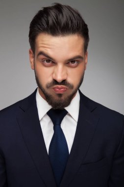 mutsuz genç işadamı kızgın arıyorsunuz 