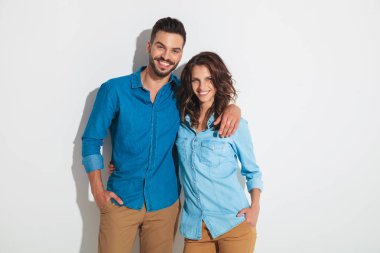 Genç casual çift gülüyor kucakladı 