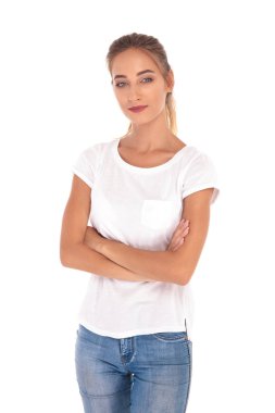 güleryüzlü ve kendine güvenen genç casual kadın kolları fol ile ayakta