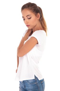 üzgün casual kadın tepeden bakıyor 