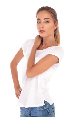 seksi sarışın casual kadın poz