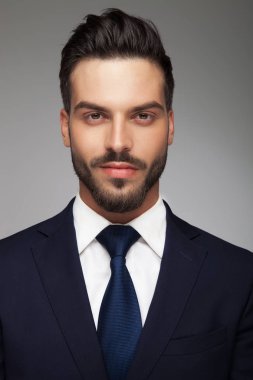 genç gülümseyen iş adamı