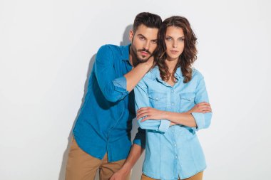 genç adam onun kadının omzuna yaslanmış 