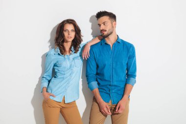 süre o onun omzuna eğilir adam kadına görünüyor