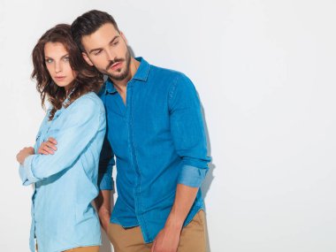 adam eğilimli baş kendine güvenen kadının omuz