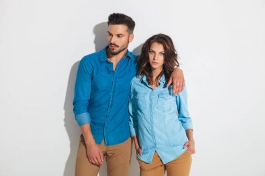 adam yan tutma kadın onun yanında iken görünüyor 