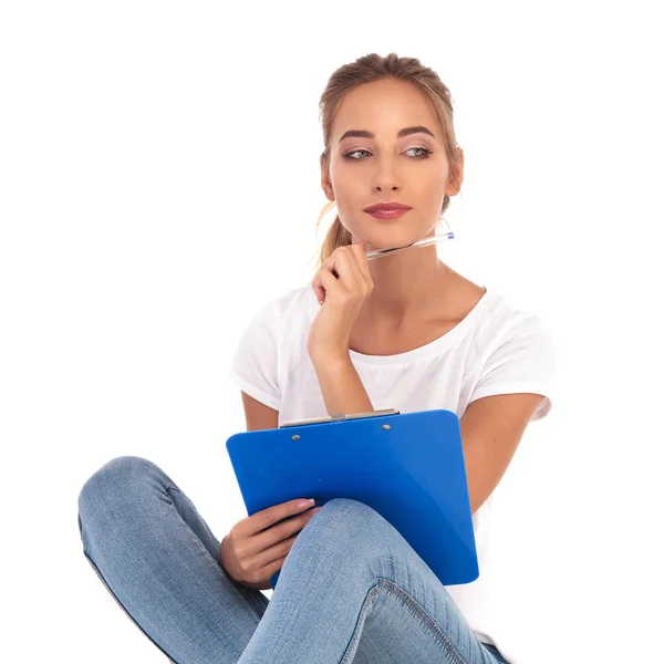 Pensativo joven estudiante sentado — Foto de Stock