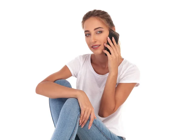 Jovem loira casual mulher falando ao telefone — Fotografia de Stock