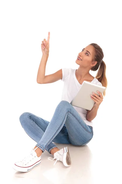 Mujer casual feliz celebración de la tableta y puntos hasta — Foto de Stock