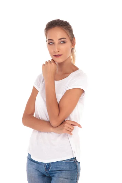 Blonde meisjes in t-shirt en spijkerbroek kijkt peinzende — Stockfoto