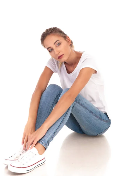 Casual woman sitting on the floor is thinking — Stock Photo, Image