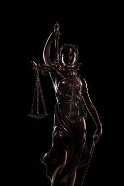 Tanrıça Justitia heykel siyah arka plan üzerine
