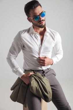 gömlek oturma sırasında sabitleme güneş gözlüklü genç adam 