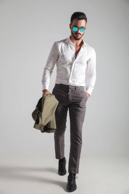 rahat moda erkek güneş gözlüğü ile yürüyor