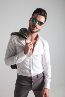 serin güneş gözlüğü takmış genç hipster adam