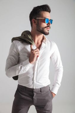 yan görünüm güneş gözlüğü takıyor bir genç moda erkek portresi 
