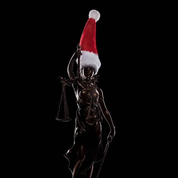 Die Göttin der Gerechtigkeit mit dem Weihnachtsmann-Hut — Stockfoto