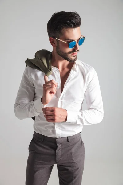 Jonge mode man dragen van een zonnebril kijkt weg aan een kant — Stockfoto