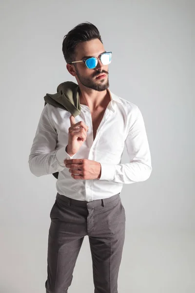 Fashion man in sunglasses is looking up to something — Stock Photo, Image