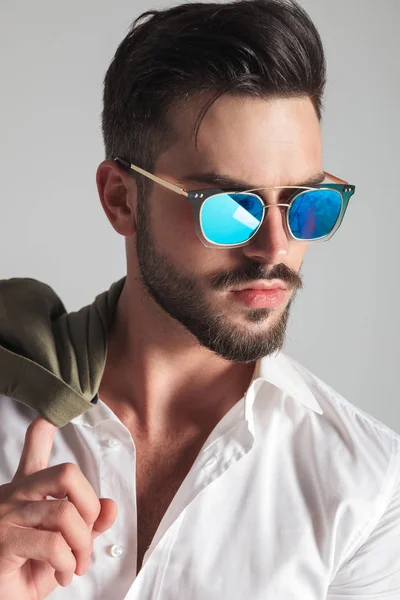 Vue de côté gros plan portrait d'un homme de la mode en lunettes de soleil — Photo