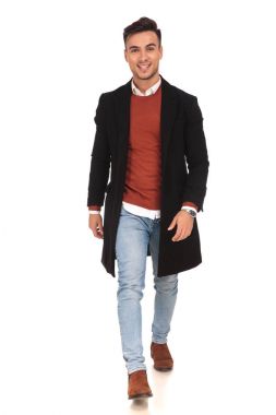 gülümseyen genç casual adam ileri yürüyüş 