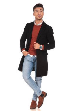 uzun paltolu rahat genç adam arıyor