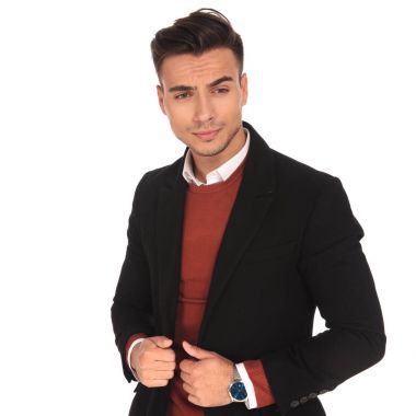 genç adam ceketinin'ın yaka tutarak 