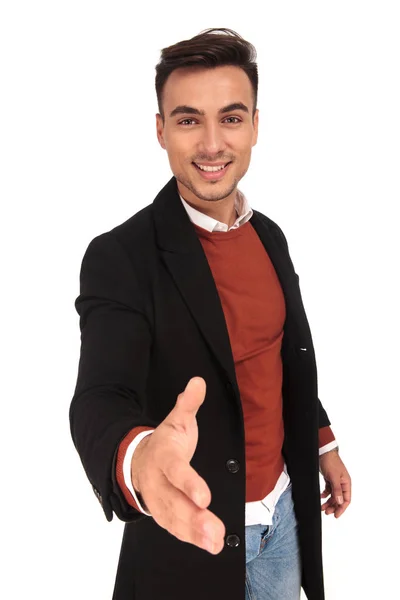 Молодий усміхнений чоловік вітає тебе рукостисканням — стокове фото