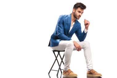 sandalyede oturan bir düşünceli zarif adam yan görünüm