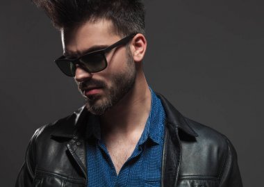 güneş gözlüğü ve deri ceket dramatik adam tarafına bakar