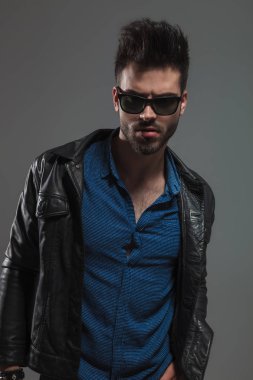kızgın adam deri ceket ve güneş gözlüğü