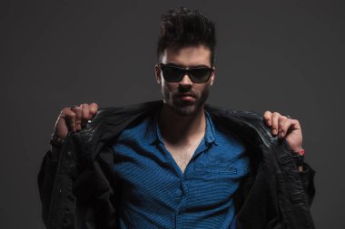 deri ceketini açılış güneş gözlüğü erkekte göğüs ortaya çıkarmak için