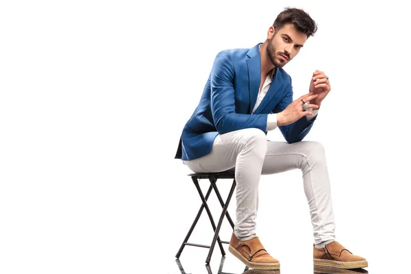 Uomo di moda seduto con mani e palme insieme — Foto Stock
