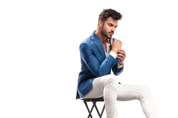 Uomo elegante seduto e che si tiene per mano — Foto Stock