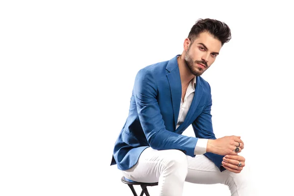 Elegante hombre sentado en la silla con anillos en los dedos — Foto de Stock