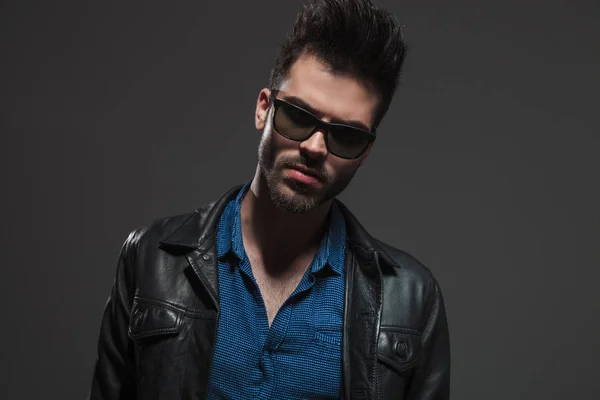 Hot man in leather jacket and sunglasses poses — Stock Photo, Image