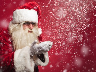 Noel Baba kar pul onun avuç içi dışarı üfleme 