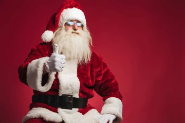 oturmuş Noel Baba işaret ok Yaşasın yapma 